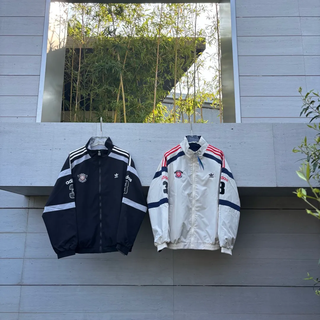 🈴2 color collection/reversible thin jacket📝𝟭𝟬𝟲𝟴𝟳# Exclusive real shot/difference between various stolen pictures and online version on the market [Top version·Adidas clover men and women Same Stylel H REV JKT jacket official website synchronization] ✅Full set of 1:1 customized accessories ➕Customized three-label ➕𝗬𝘂𝗮𝗻 version hang tag ➕𝗹𝗼𝗴𝗼 packaging bag🔥 ➕Scan the tag to enter the official website. ✅The top version, ins Xiaohongshu has many bloggers wearing it. ✅Adi’s absolute Hot Sale star Same Style details are online, feel free to compare! Classic embroidery on the chest, fixed color and classic three-bar stripes, Classic will never go out of style! Versatile is not picky, the original model is perfect for the upper body, so buy it with your eyes closed! "Self-view of quality control with real photos of store owner's details" What you see is what you get # Full text real photos 📷 Never save a penny of cost! ! ! ⭕The high version of the best products🐮is different from the junk products in the market🗯️The same picture but different prices means different versions. ❌Don’t be fooled by the same copywriters and pirated pictures from outside that mix and distribute high-luxury pictures at low prices. After comparing the quality, you will know where the gap is. Don’t lie. I don’t guarantee that my products are the cheapest, but I definitely guarantee that they are worth every penny of your hard-earned money! ‼ ️We don’t slash prices or lower prices, we supply products with heart and only make high-end versions!!! Breasts Jimei must see the details of my home clearly, the pictures of my home are all taken by the owner himself❤️ Color: Black White Size: S-XXL